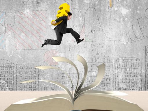 Die Illustration zeigt einen Mann im schwarzen Anzug, der die Hände auf dem Rücken hat, darin ein gelbes Eurozeichen trägt und über ein aufgeschlagenes Buch springt.