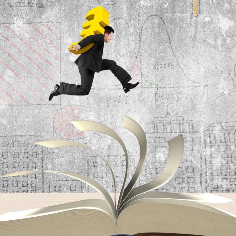 Die Illustration zeigt einen Mann im schwarzen Anzug, der die Hände auf dem Rücken  hat, darin ein gelbes Eurozeichen trägt und über ein aufgeschlagenes Buch springt. 