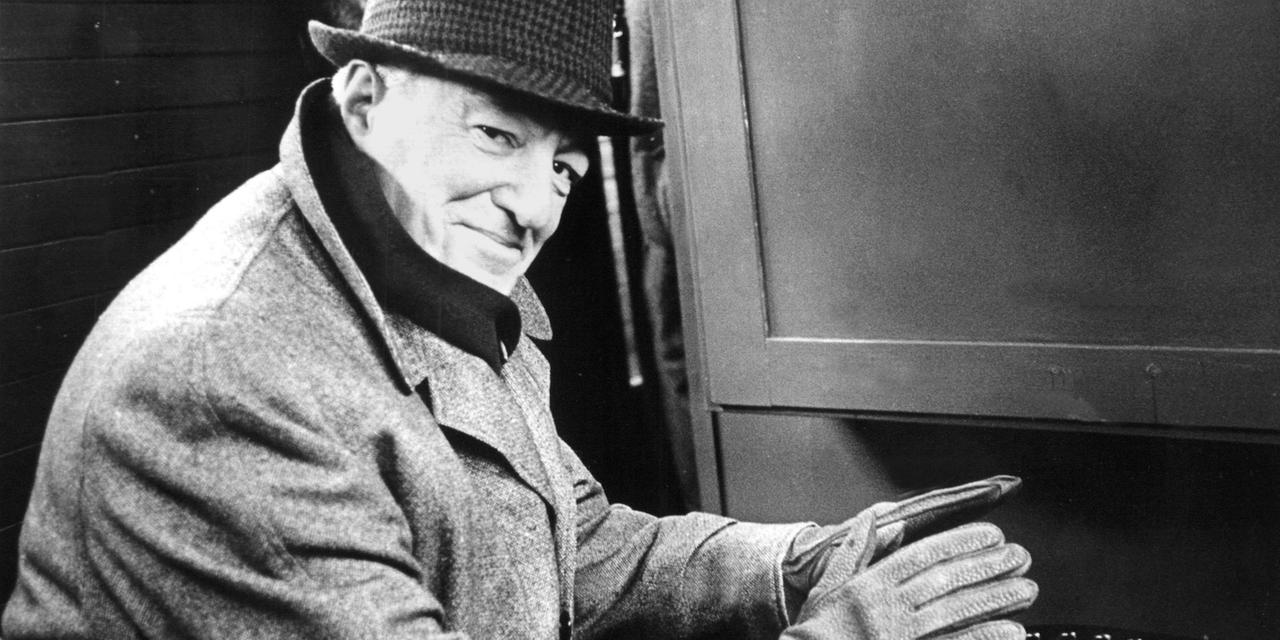 Der italienische Filmregisseur und Schauspieler Vittorio De Sica (1902 - 1974) wärmt sich während einer Hafenrundfahrt am 20. März 1962 in Hamburg die Hände an einem Ofen. Der italienische Filmregisseur und Schauspieler Vittorio De Sica (1902 - 1974) wärmt sich während einer Hafenrundfahrt am 20. März 1962 in Hamburg die Hände an einem Ofen.