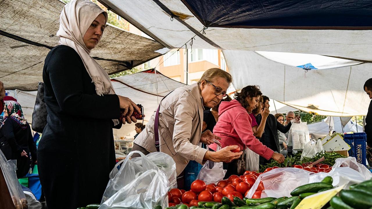 Kundinnen an einem Stand auf dem Markt in Ataşehir Kundinnen an einem Stand auf dem Markt in Ataşehir