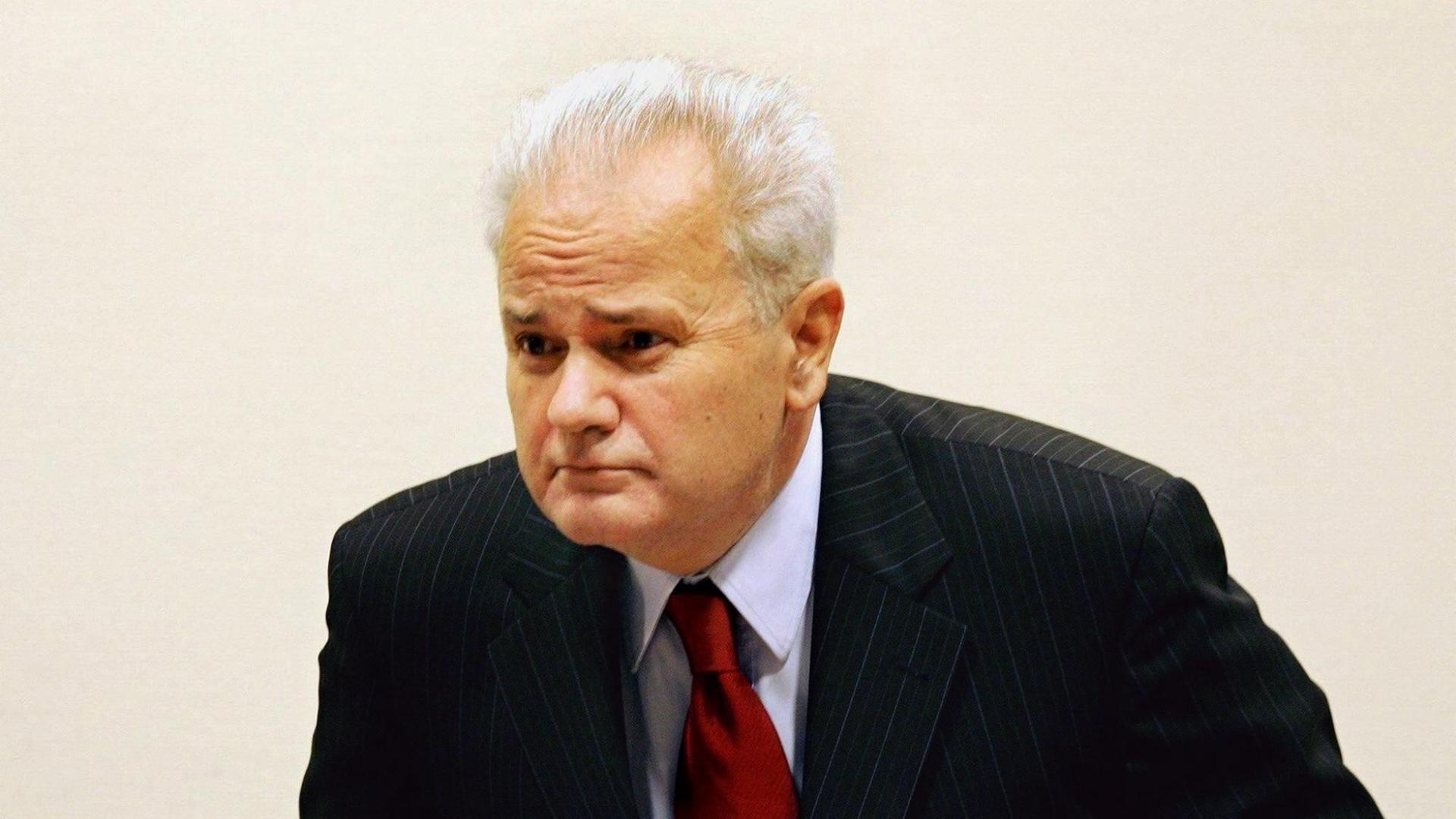 Der frühere jugoslawische Präsident Slobodan Milosevic nimmt am 05.07.2004 vor dem UN-Tribunal in Den Haag Platz. Die angeschlagene Gesundheit von Milosevic zwingt die Richter des UN-Tribunals zu einer «radikalen Überprüfung» der Verfahren in dem seit zwei Jahren laufenden Kriegsverbrecher-Prozess. Dabei müssten vor allem die chronischen und wiederkehrenden Erkrankungen des an Bluthochdruck leidenden Angeklagten berücksichtigt werden, hat das Gericht am 05.07. angekündigt. Die Fortsetzung des Prozesses nach mehr als viermonatiger Pause wurde deshalb nach kurzer Debatte vertagt. Foto: Bas Czerwinski Pool dpa |