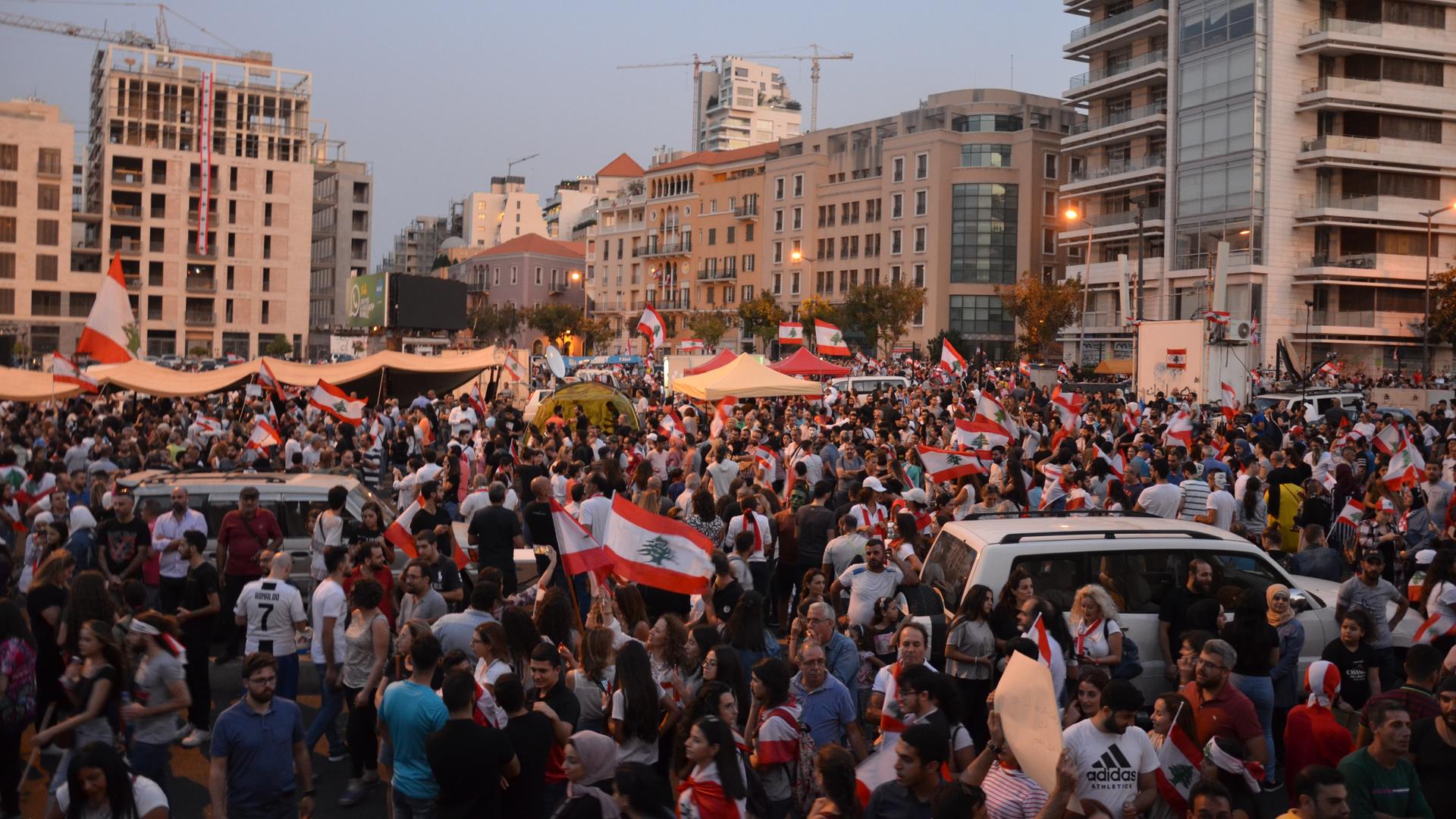 Ein Platz in der Innenstadt von Beirut ist voller Demonstranten. Ein Platz in der Innenstadt von Beirut ist voller Demonstranten.