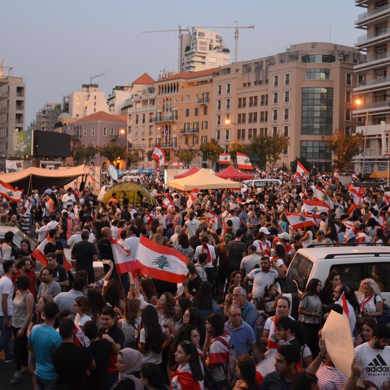 Ein Platz in der Innenstadt von Beirut ist voller Demonstranten.