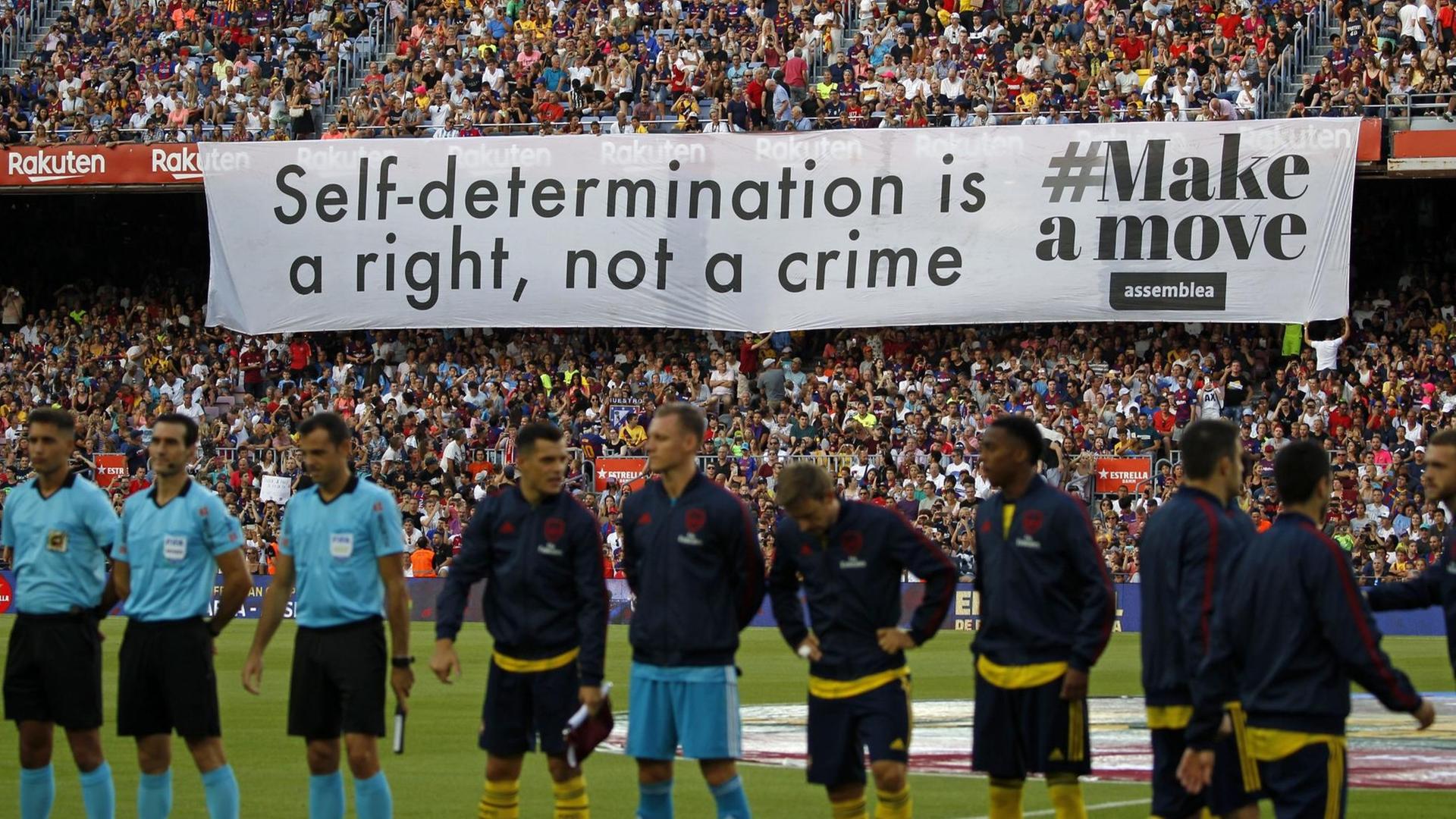 Unterstützer der katalanischen Unabhängigkeit protestieren während eines Spiels zwischen dem FC Barca und dem Arsenal FC im August 2019 Unterstützer der katalanischen Unabhängigkeit protestieren während eines Spiels zwischen dem FC Barca und dem Arsenal FC im August 2019