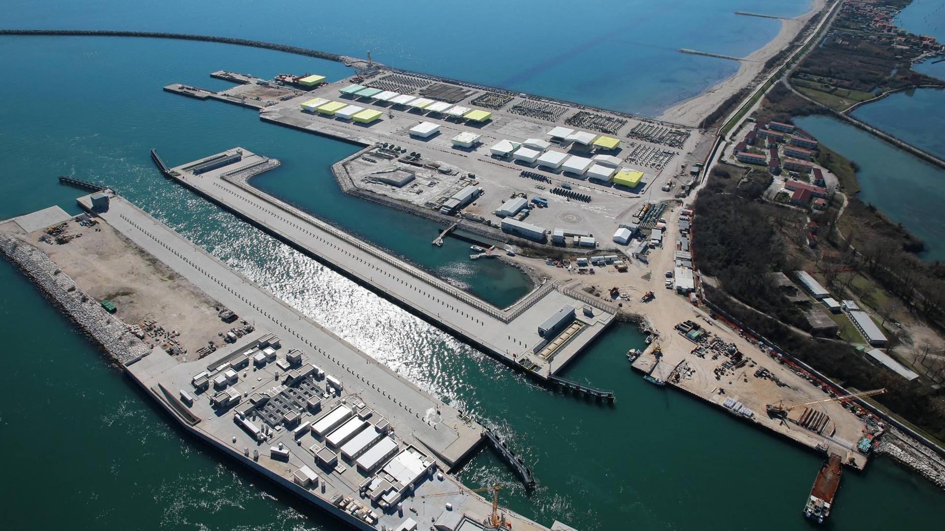 Vor Venedig liegt das MO.S.E.-Sperrwerk-Projekt im Bereich Porto di Lido. Immer wieder steht Venedig unter Wasser und der Meeresspiegel steigt weiter. Das Barrierensystem soll Venedig vor Wasserfluten schützen.