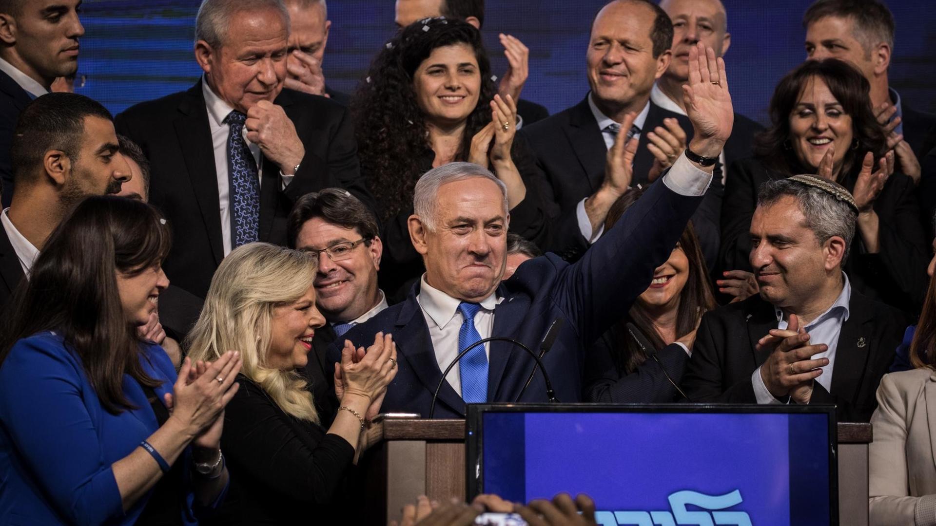 Benjamin Netanjahu winkt seinen Unterstützern auf einer Veranstaltung nach der Wahl.