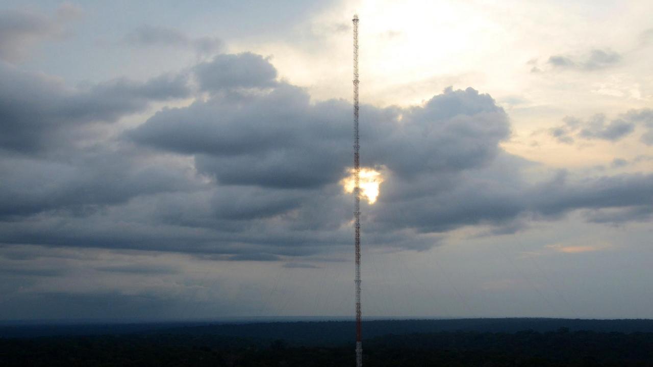 Mit 325 Metern ist der Klimamessturm der höchste Turm Südamerikas. Die Forscher des Max-Planck-Institutes erhoffen sich von Treibhausgas- und Partikelmessungen wichtige Erkenntnisse über den den Klimawandel.