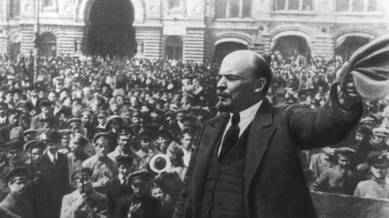 Beginn der Russischen Revolution im Oktober 1917: Wladimir Iljitsch Lenin wendet sich auf dem Roten Platz in Moskau zu den Menschen. Beginn der Russischen Revolution im Oktober 1917: Wladimir Iljitsch Lenin wendet sich auf dem Roten Platz in Moskau zu den Menschen.