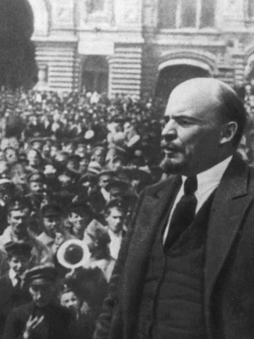 Beginn der Russischen Revolution im Oktober 1917: Wladimir Iljitsch Lenin wendet sich auf dem Roten Platz in Moskau zu den Menschen.