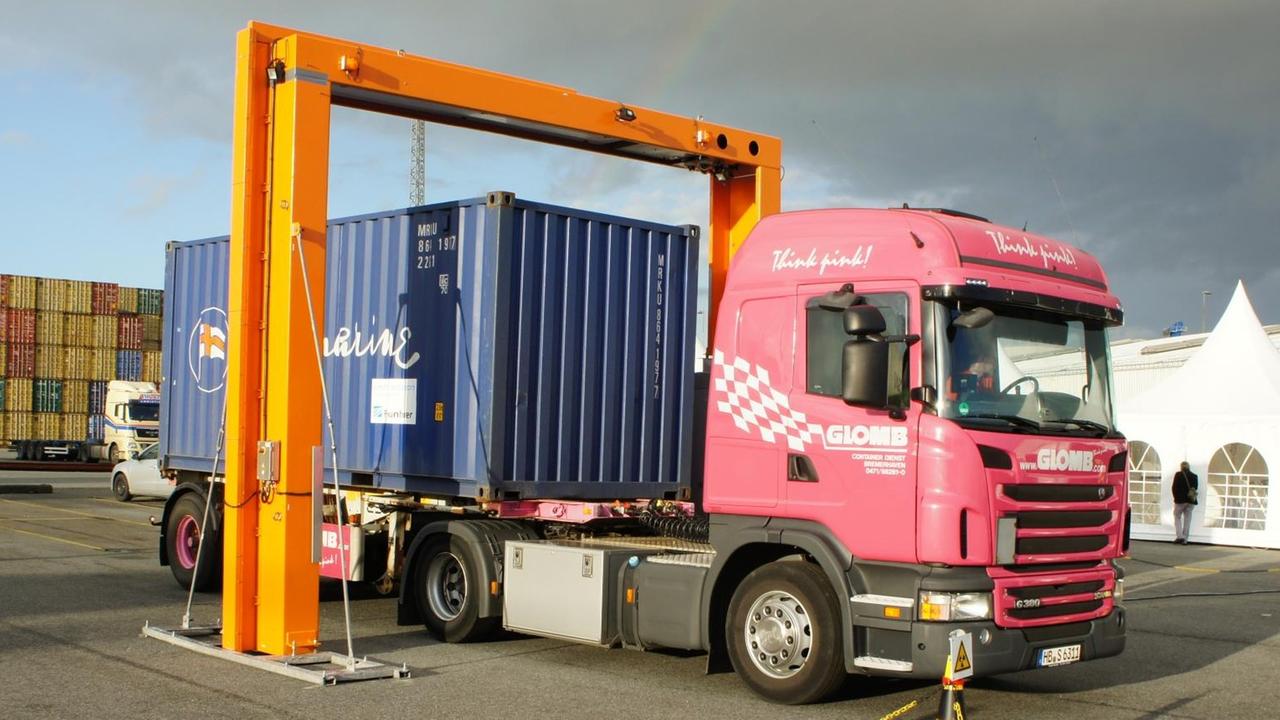 Ein Portalscanner in Bremerhaven durchleuchtet die Frachtcontainer direkt auf dem Lkw. Ein Portalscanner in Bremerhaven durchleuchtet die Frachtcontainer direkt auf dem Lkw.
