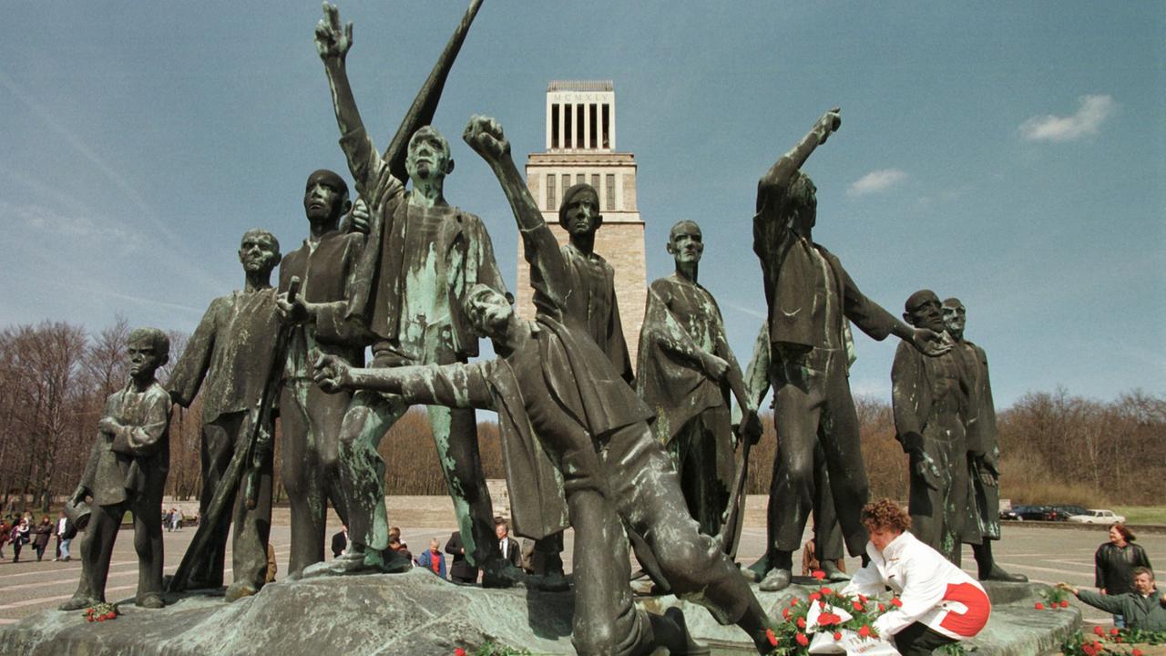 Besucher der Gedenkstätte im ehemaligen Konzentrationslager Weimar-Buchenwald legen Blumen und Kränze vor die Figurengruppe des Bildhauers Fritz Cremer, die den Tag der Befreiung des Lagers am 11. April 1945 symbolisiert. Besucher der Gedenkstätte im ehemaligen Konzentrationslager Weimar-Buchenwald legen Blumen und Kränze vor die Figurengruppe des Bildhauers Fritz Cremer, die den Tag der Befreiung des Lagers am 11. April 1945 symbolisiert.