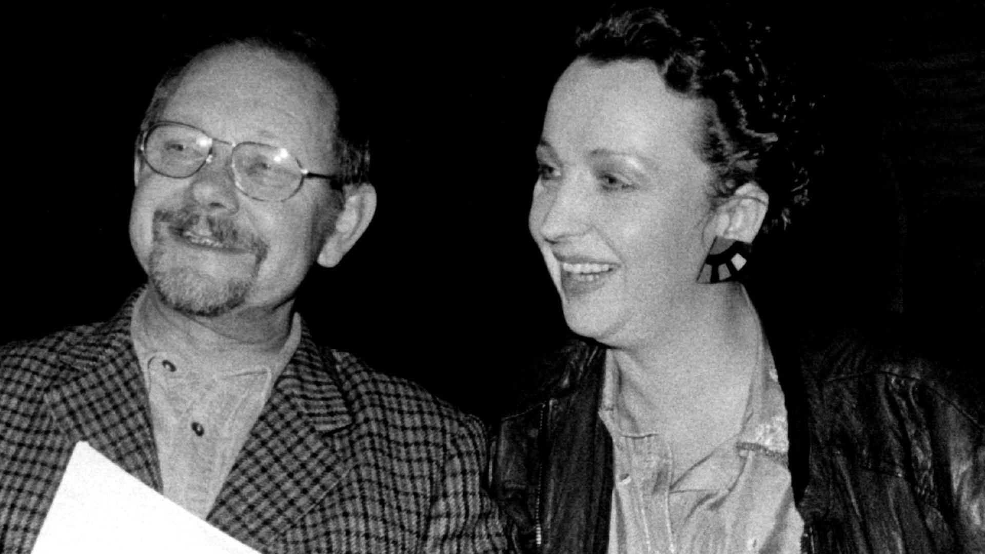 Der Leipziger Lyriker Heinz Czechowski zusammen mit der Schriftstellerin Katja Lange-Müller. Die beiden lösten sich am 31. August 1990 als Stadtschreiber des Frankfurter Stadtteils Bergen-Enkheim ab. Der Leipziger Lyriker Heinz Czechowski zusammen mit der Schriftstellerin Katja Lange-Müller. Die beiden lösten sich am 31. August 1990 als Stadtschreiber des Frankfurter Stadtteils Bergen-Enkheim ab.