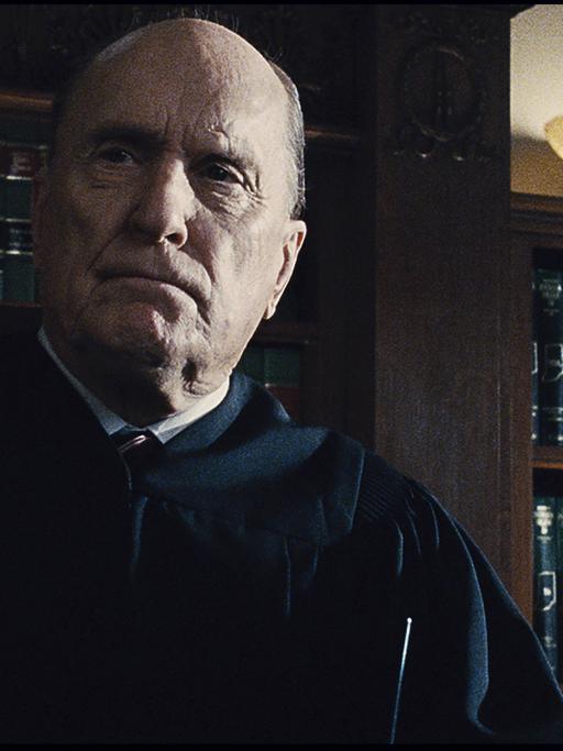 Robert Duvall sitzt in Richterrobe am Richtertisch in einer Szene aus David Dobkins "Der Richter".