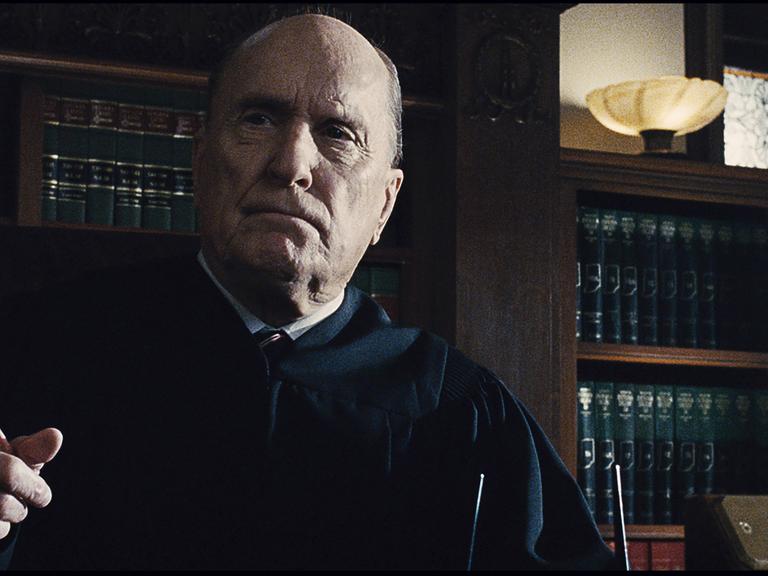Robert Duvall sitzt in Richterrobe am Richtertisch in einer Szene aus David Dobkins "Der Richter".