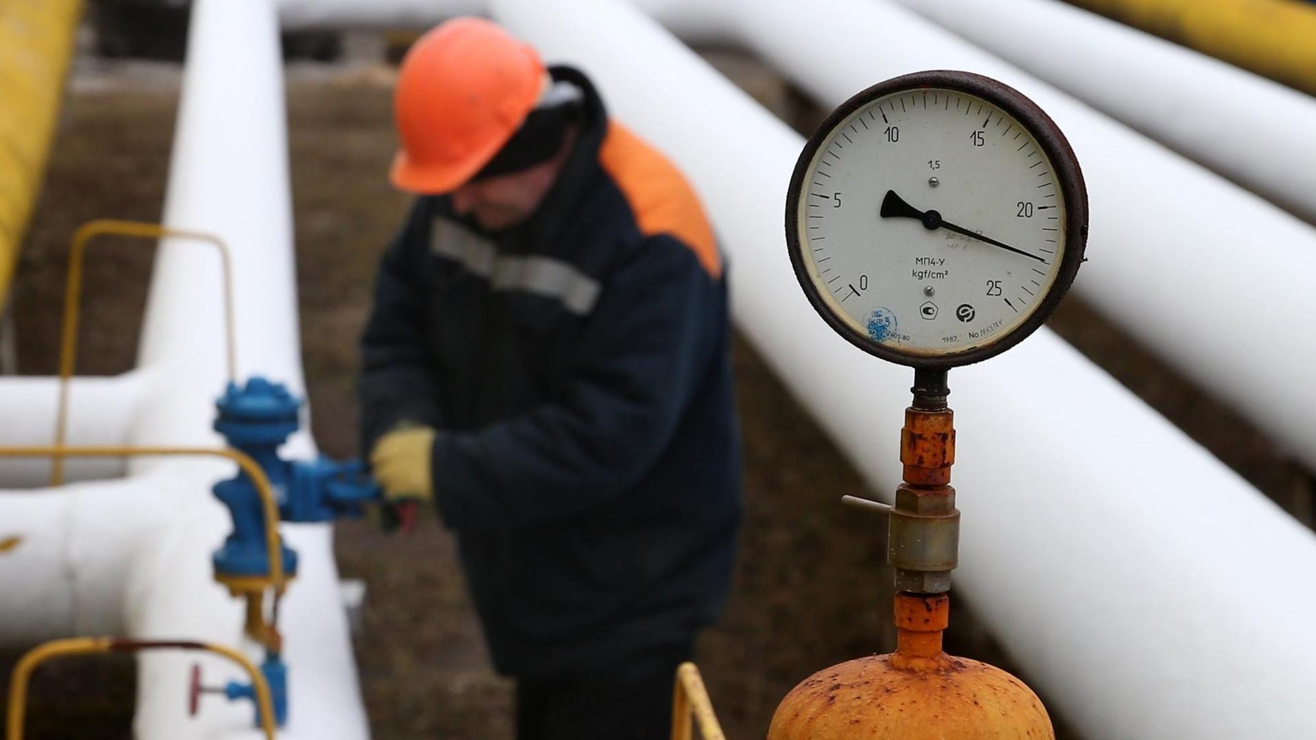 Ein Arbeiter der russischen Gazprom in Donezk an einer Pipeline Ein Arbeiter der russischen Gazprom in Donezk an einer Pipeline