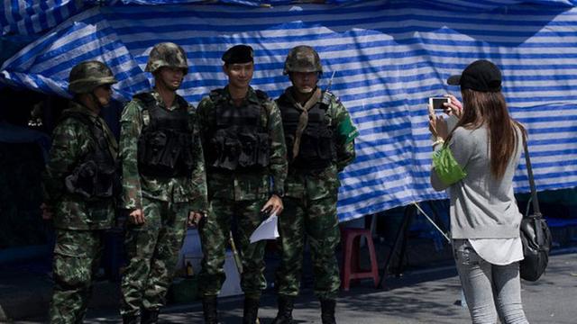 Thailändische Soldaten lassen sich auf ihrer Patrouille nahe des Regierungssitzes in Bangkok fotografieren.