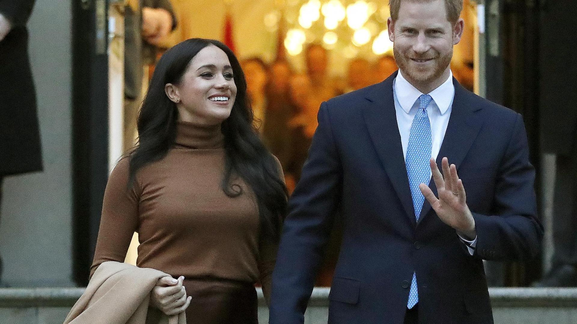 Der britische Prinz Harry und Herzogin Meghan verlassen Hand in Hand und lächelnd das Canada House in London