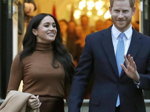 Der britische Prinz Harry und Herzogin Meghan verlassen Hand in Hand und lächelnd das Canada House in London