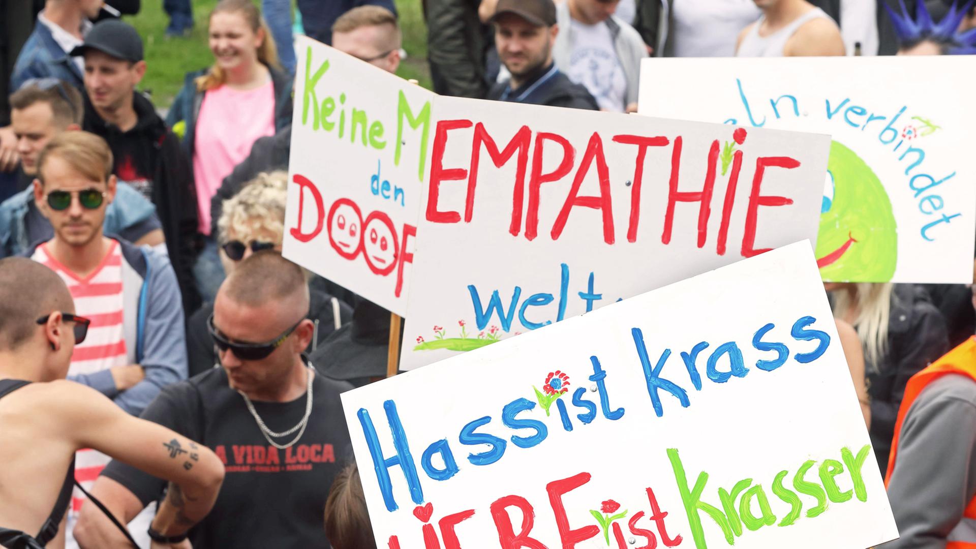 Teilnehmer des Zuges der Liebe - Rave für mehr Mitgefühl und Nächstenliebe mit Plakaten und Slogans: "Hass ist krass - LIEBE ist krasser - EMPATHIE - Keine Macht den DOOFEN!" Teilnehmer des Zuges der Liebe - Rave für mehr Mitgefühl und Nächstenliebe mit Plakaten und Slogans: "Hass ist krass - LIEBE ist krasser - EMPATHIE - Keine Macht den DOOFEN!"