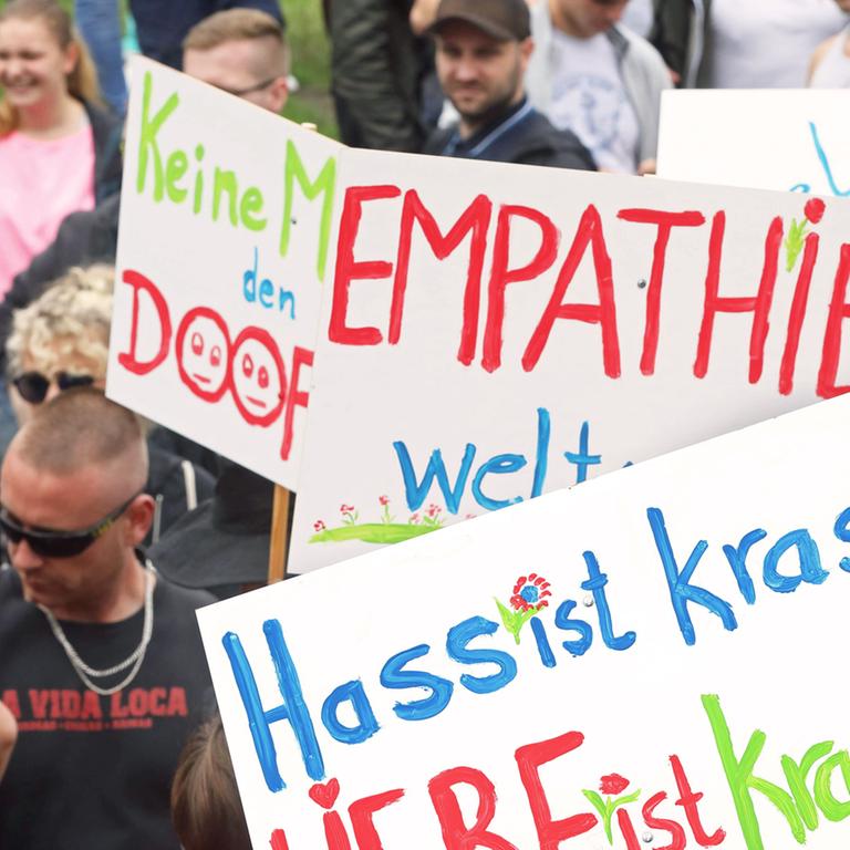 Teilnehmer des Zuges der Liebe - Rave für mehr Mitgefühl und Nächstenliebe mit Plakaten und Slogans: "Hass ist krass - LIEBE ist krasser - EMPATHIE - Keine Macht den DOOFEN!"


