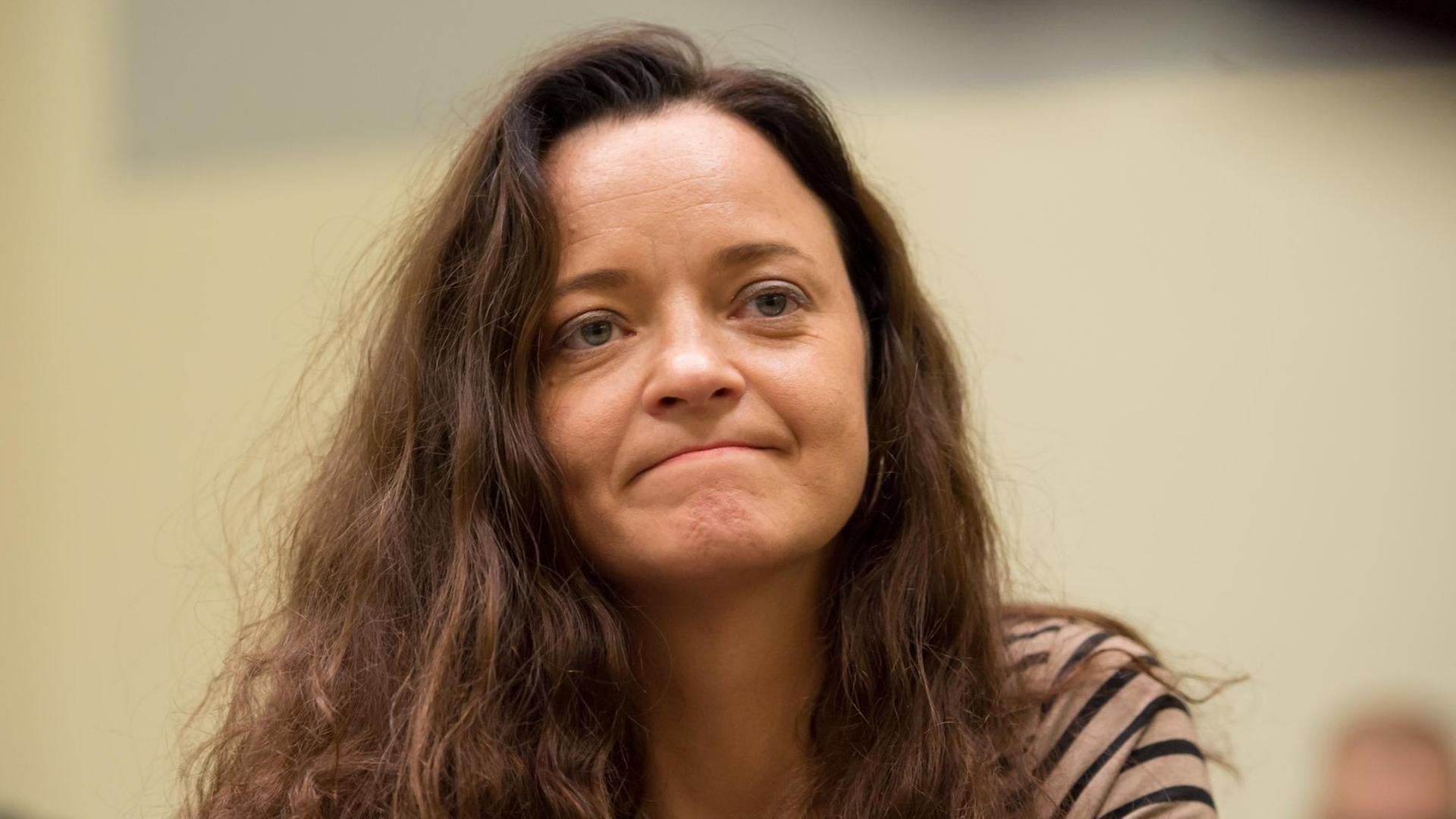 Die Angeklagte Beate Zschäpe sitzt am 05.07.2016 im Gerichtssaal im Oberlandesgericht in München (Bayern). Die Angeklagte Beate Zschäpe sitzt am 05.07.2016 im Gerichtssaal im Oberlandesgericht in München (Bayern).