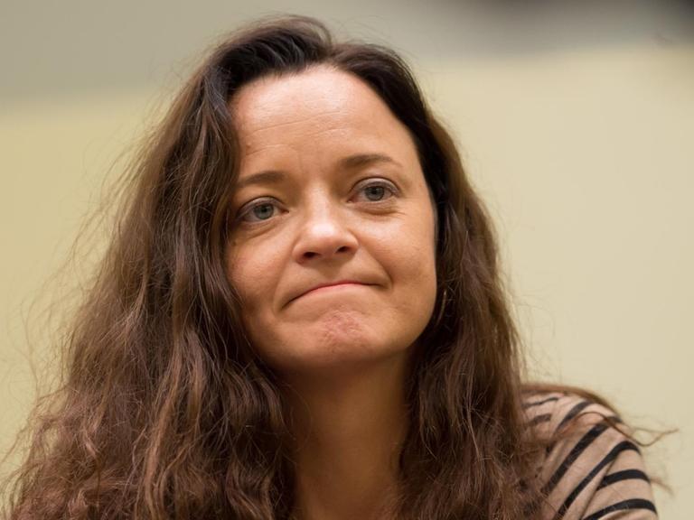 Die Angeklagte Beate Zschäpe sitzt am 05.07.2016 im Gerichtssaal im Oberlandesgericht in München (Bayern).