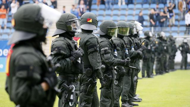 Polizisten nach dem Spiel des Regionalligisten SV Waldhof Mannheim gegen SF Lotte im Mai 2016.