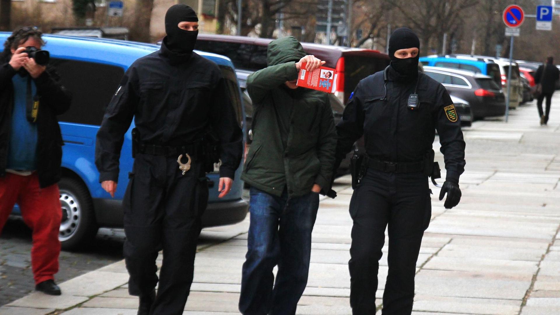 Festnahmen bei rechter «Freier Kameradschaft Dresden» am 30.11.2016| Festnahmen bei rechter «Freier Kameradschaft Dresden» am 30.11.2016|