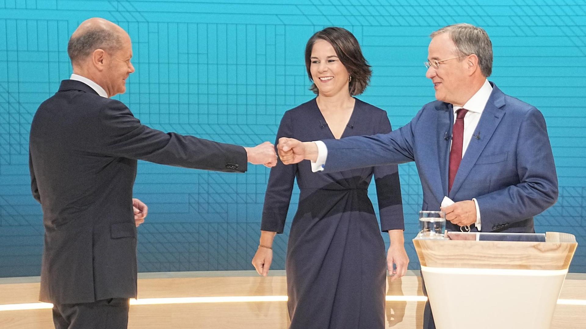 Kanzlerkandidat Olaf Scholz (SPD, l-r), Kanzlerkandidatin Annalena Baerbock (Bündnis90/Die Grünen) und Kanzlerkandidat Armin Laschet (CDU) stehen im Fernsehstudio. Kanzlerkandidat Olaf Scholz (SPD, l-r), Kanzlerkandidatin Annalena Baerbock (Bündnis90/Die Grünen) und Kanzlerkandidat Armin Laschet (CDU) stehen im Fernsehstudio.