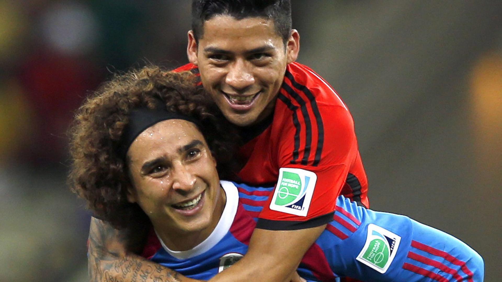 Mexikos Fußball-Nationalspieler Javier Aquino (rechts) und Guillermo Ochoa (links) nach dem WM-Spiel gegen Brasilien. Mexikos Fußball-Nationalspieler Javier Aquino (rechts) und Guillermo Ochoa (links) nach dem WM-Spiel gegen Brasilien.