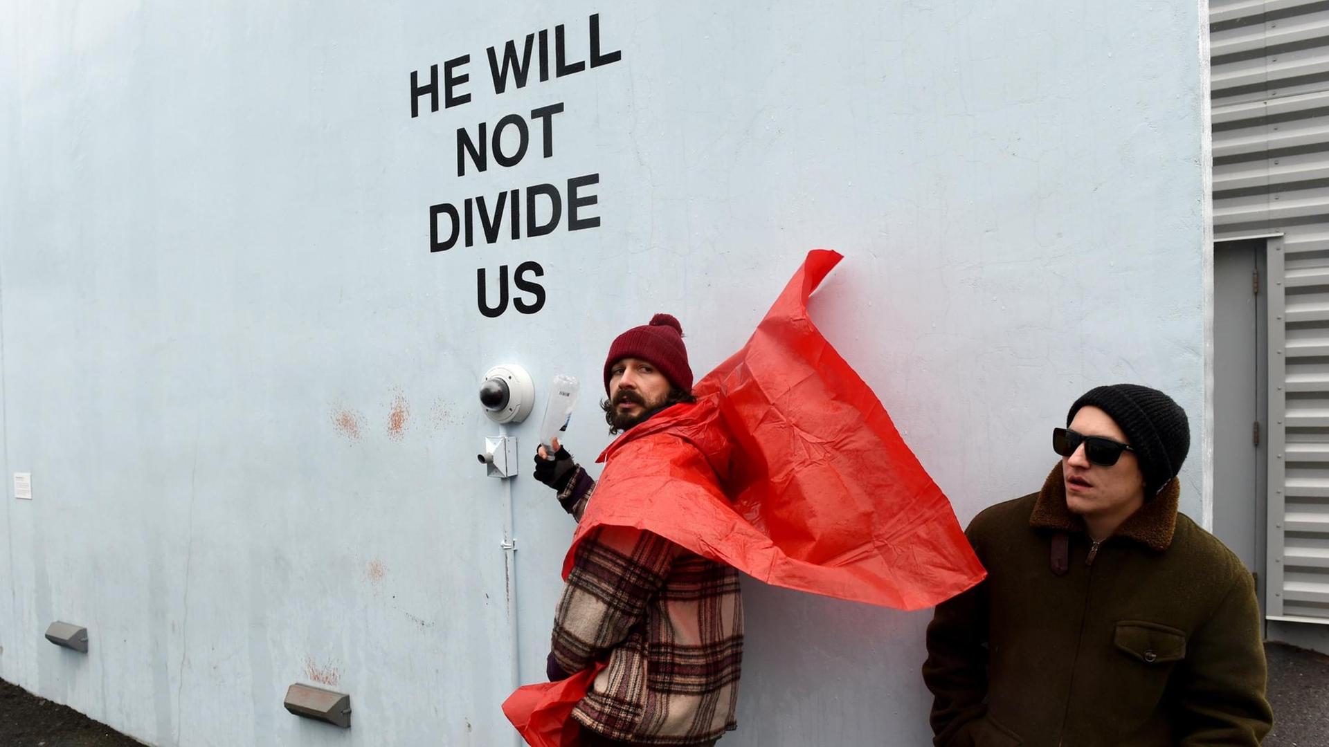 Shia LaBeouf vor der Streaming-Kamera seiner Installation "He Will Not Divide Us". Shia LaBeouf vor der Streaming-Kamera seiner Installation "He Will Not Divide Us".