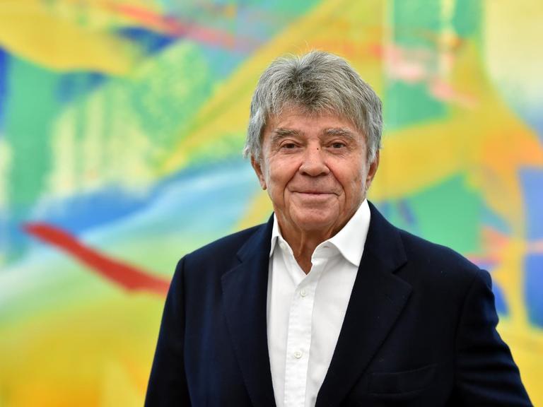 Der Kunstsammler Frieder Burda (1936-2019), aufgenommen am 10.07.2014 im Museum Frieder Burda in Baden-Baden (Baden-Württemberg) vor dem Werk "Gelbgrün" von Gerhard Richter aus dem Jahr 1982.