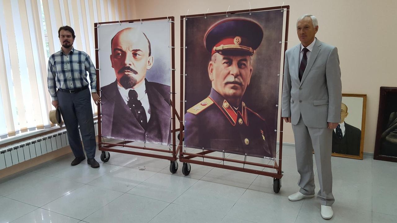 Stalin und Lenin in der Zentrale der Kommunistischen Partei Russlands in Chabarowsk. Stalin und Lenin in der Zentrale der Kommunistischen Partei Russlands in Chabarowsk.