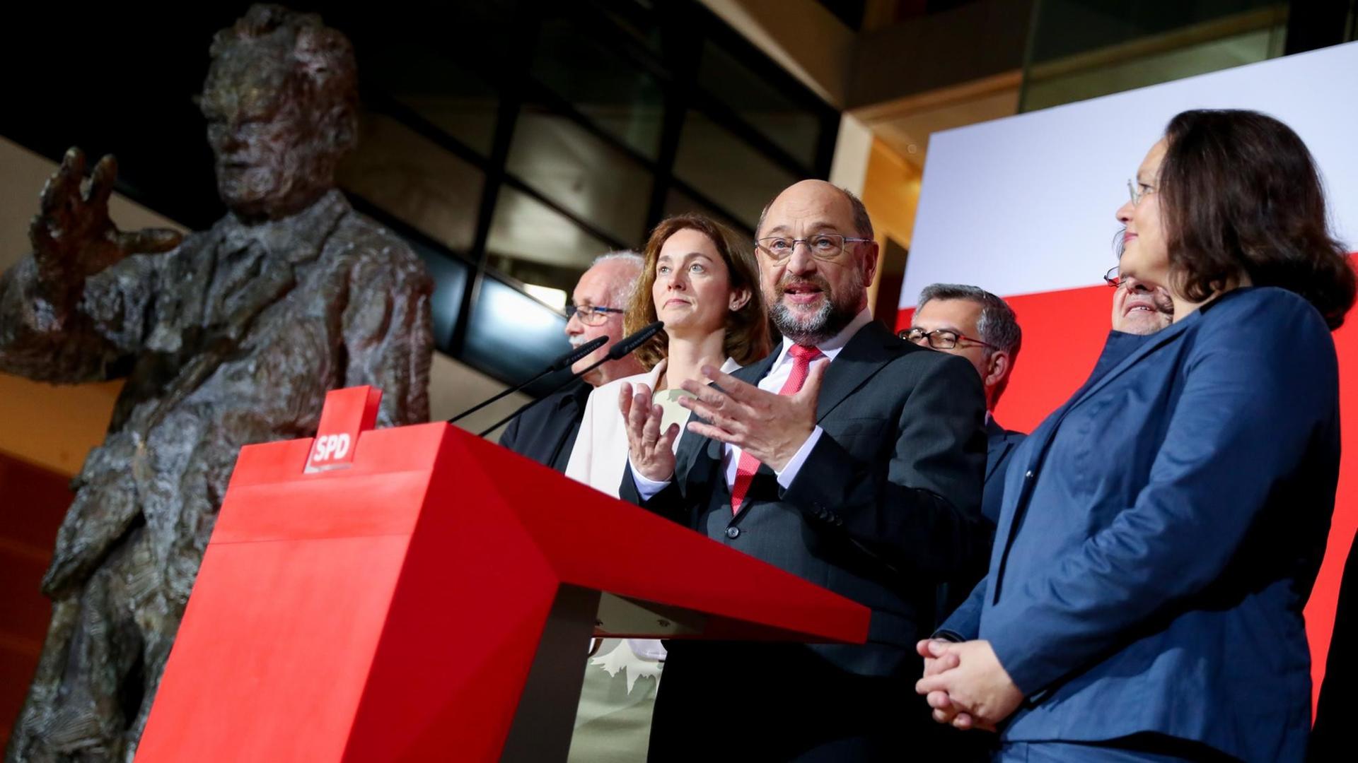 Der SPD-Vorsitzende Schulz freut sich über das Wahlergebnis in Niedersachsen.