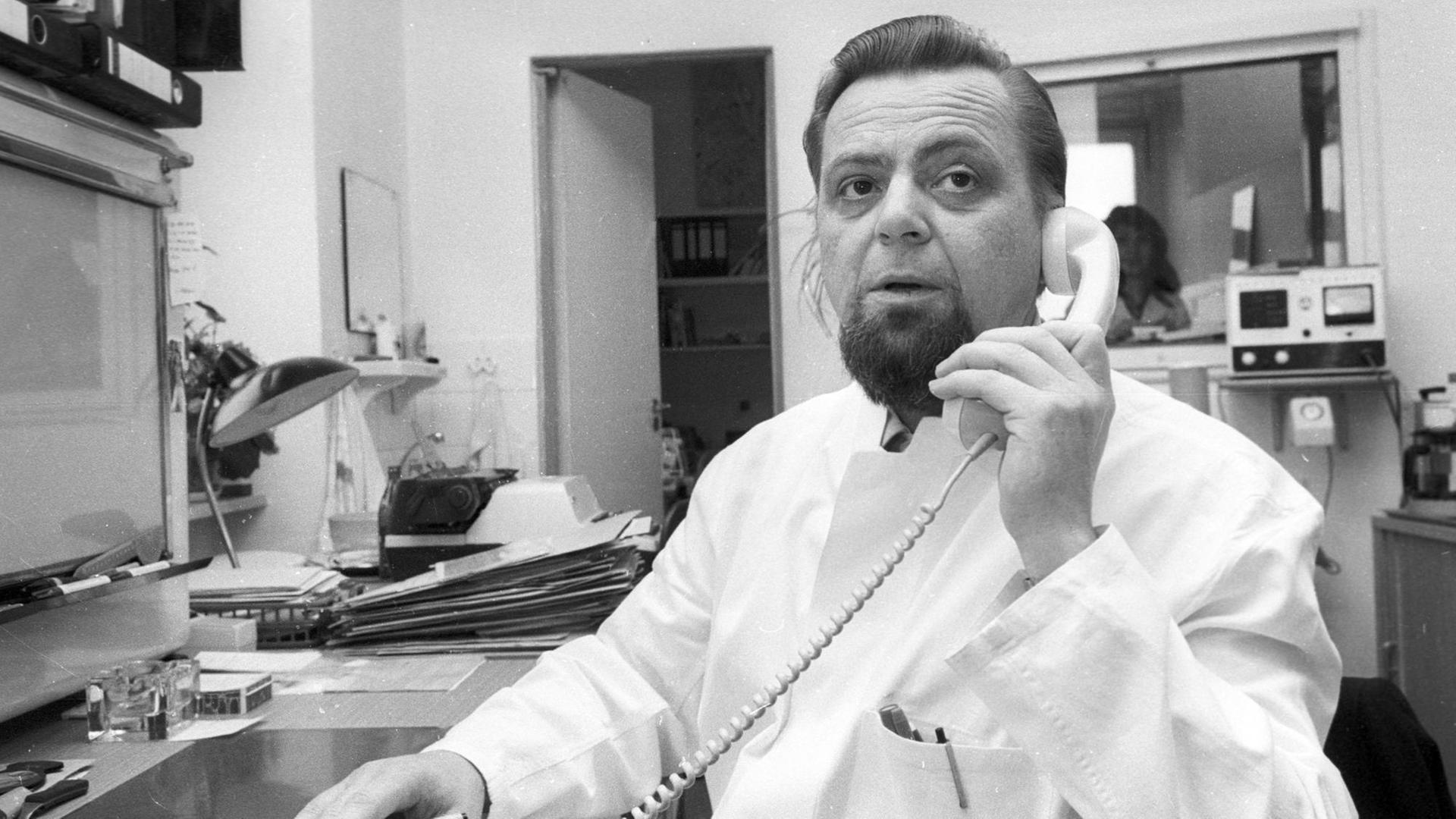 Dr. Armin Klümper (Sportmedizin) in seiner Praxis in Freiburg 15.11.1978. HM Dr. Armin Klümper (Sportmedizin) in seiner Praxis in Freiburg 15.11.1978. HM
