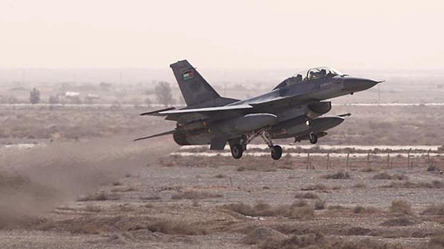 Ein jordanisches Flugzeug startet am 5.2.2015 von einer Basis.