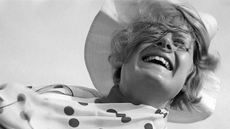 Lachende Dame mit Hut und Tuch, Fotografie von Alfred Tritschler, 1932 Lachende Dame mit Hut und Tuch, Fotografie von Alfred Tritschler, 1932