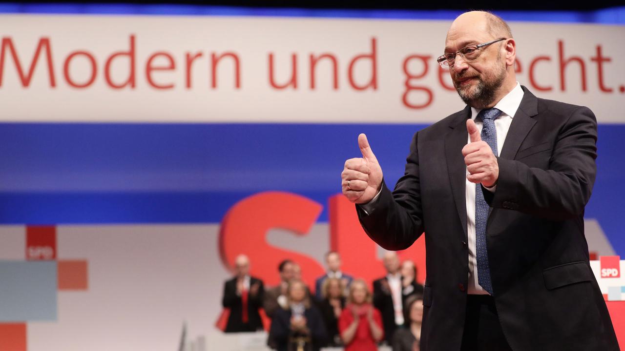 Schulz bei seiner Rede auf dem Parteitag: Daumen hoch - für die GroKo? Schulz bei seiner Rede auf dem Parteitag: Daumen hoch - für die GroKo?