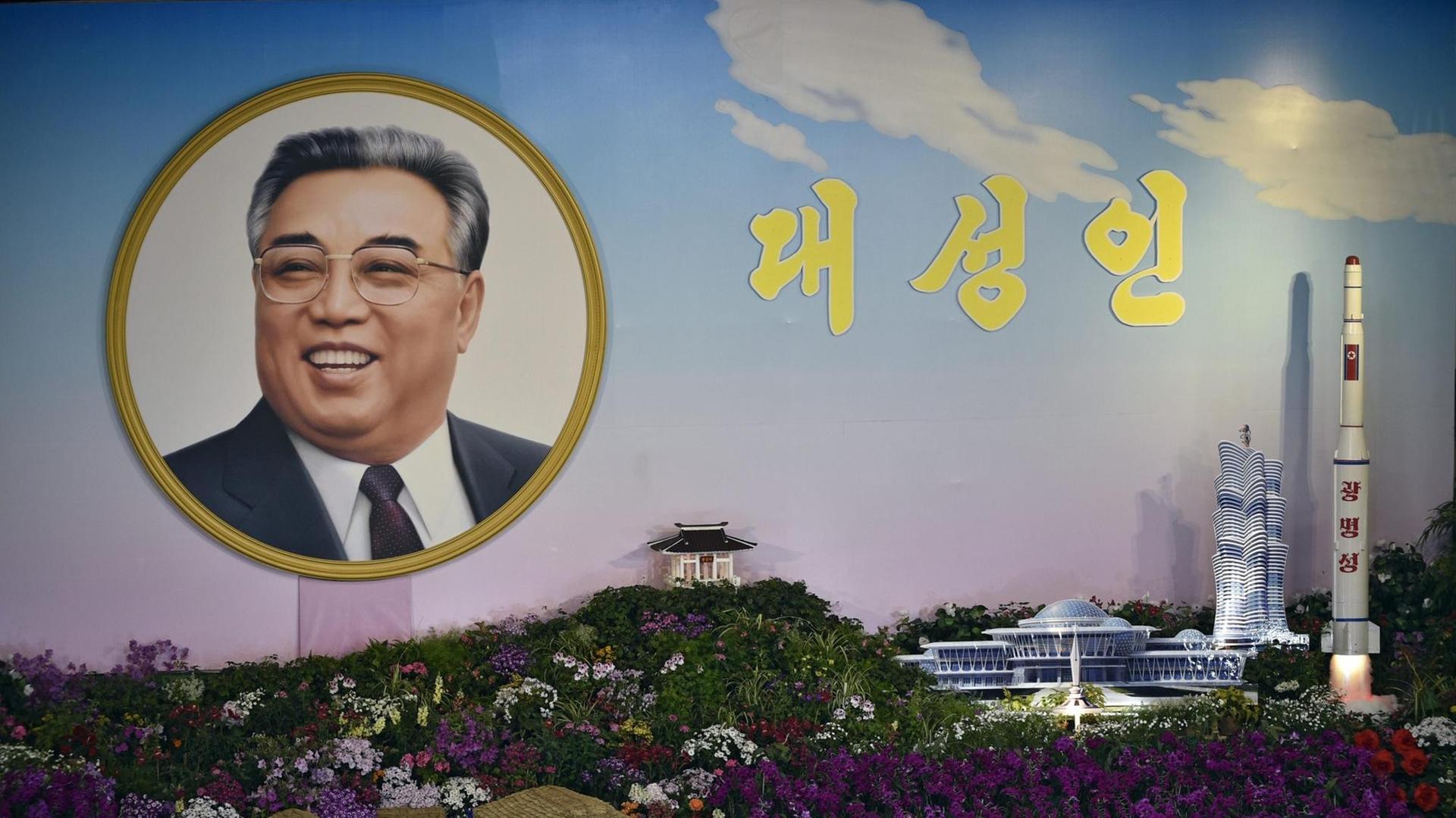 Ein Porträt des nordkoreanischen Staatsgründers Kim Il Sung neben einer Rakete in Pjöngjang. Ein Porträt des nordkoreanischen Staatsgründers Kim Il Sung neben einer Rakete in Pjöngjang.