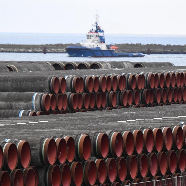 Rohren für den Bau der Erdgaspipeline Nord Stream 2 von Russland nach Deutschland werden im Hafen Mukran auf der Insel Rügen gelagert. 
