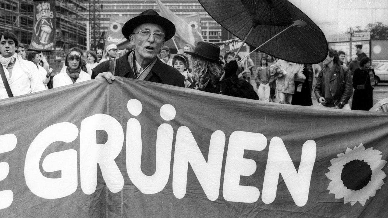 Wilhelm Knabe (Grünen) im Bundestagswahlkampf in Saarbrücken Wilhelm Knabe (Grünen) im Bundestagswahlkampf in Saarbrücken