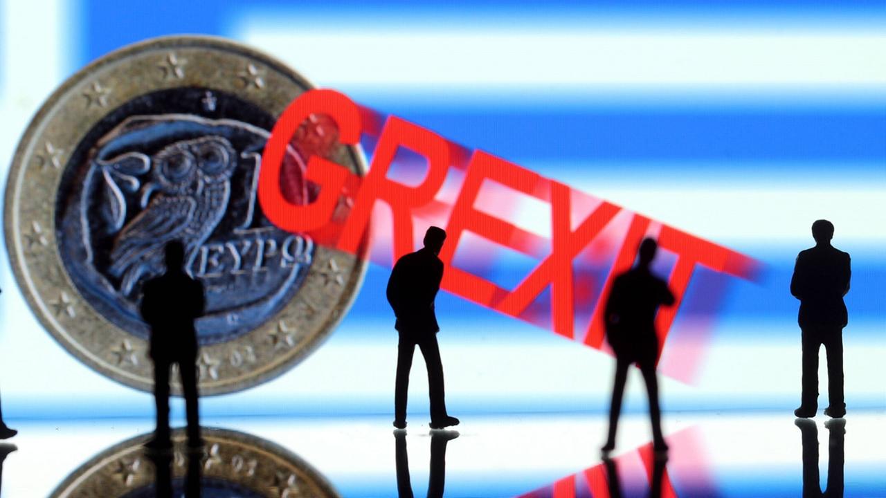 Ungewisse Zukunft Griechenlands: nachdenkliche Manager Figuren stehen vor griechischer Flagge und griechischem Euro mit Schriftzug Grexit Ungewisse Zukunft Griechenlands: nachdenkliche Manager Figuren stehen vor griechischer Flagge und griechischem Euro mit Schriftzug Grexit