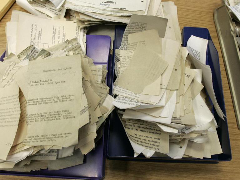 Rekonstruktion von zerrissenen Stasiakten 2005 im ehemaligen Ministerium für Staatssicherheit in Berlin.