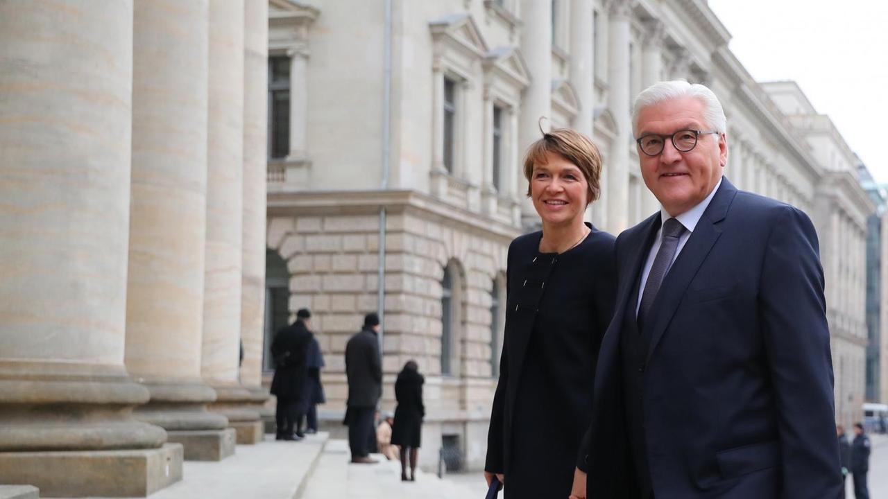 Frank-Walter Steinmeier und seine Frau Elke Büdenbender auf dem Weg zur St.-Hedwigs-Kathedrale in Berlin; Aufnahme vom 12. Februar 2017 Frank-Walter Steinmeier und seine Frau Elke Büdenbender auf dem Weg zur St.-Hedwigs-Kathedrale in Berlin; Aufnahme vom 12. Februar 2017