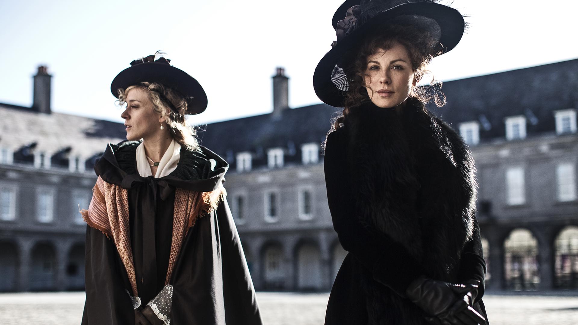 Kate Bekinsdale (r) als Lady Susan Vernon und Chloe Sevigny als Mrs. Alicia Johnson in einer Szene des Films "Love & Friendship" Kate Bekinsdale (r) als Lady Susan Vernon und Chloe Sevigny als Mrs. Alicia Johnson in einer Szene des Films "Love & Friendship"