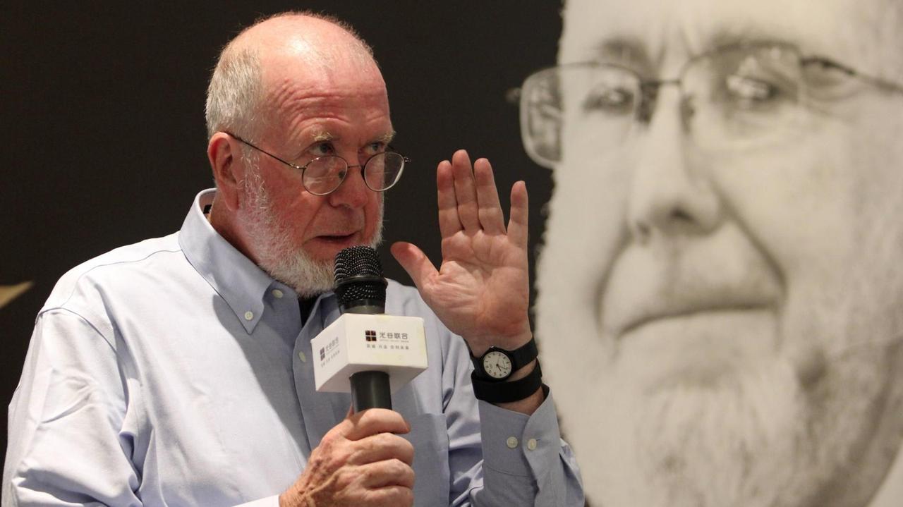 Der Amerikanische Schriftsteller und Journalist Kevin Kelly spricht während eines Auftrittes im chinesischen Wuhan am 7. September 2016 in ein Mikrofon Der Amerikanische Schriftsteller und Journalist Kevin Kelly spricht während eines Auftrittes im chinesischen Wuhan am 7. September 2016 in ein Mikrofon