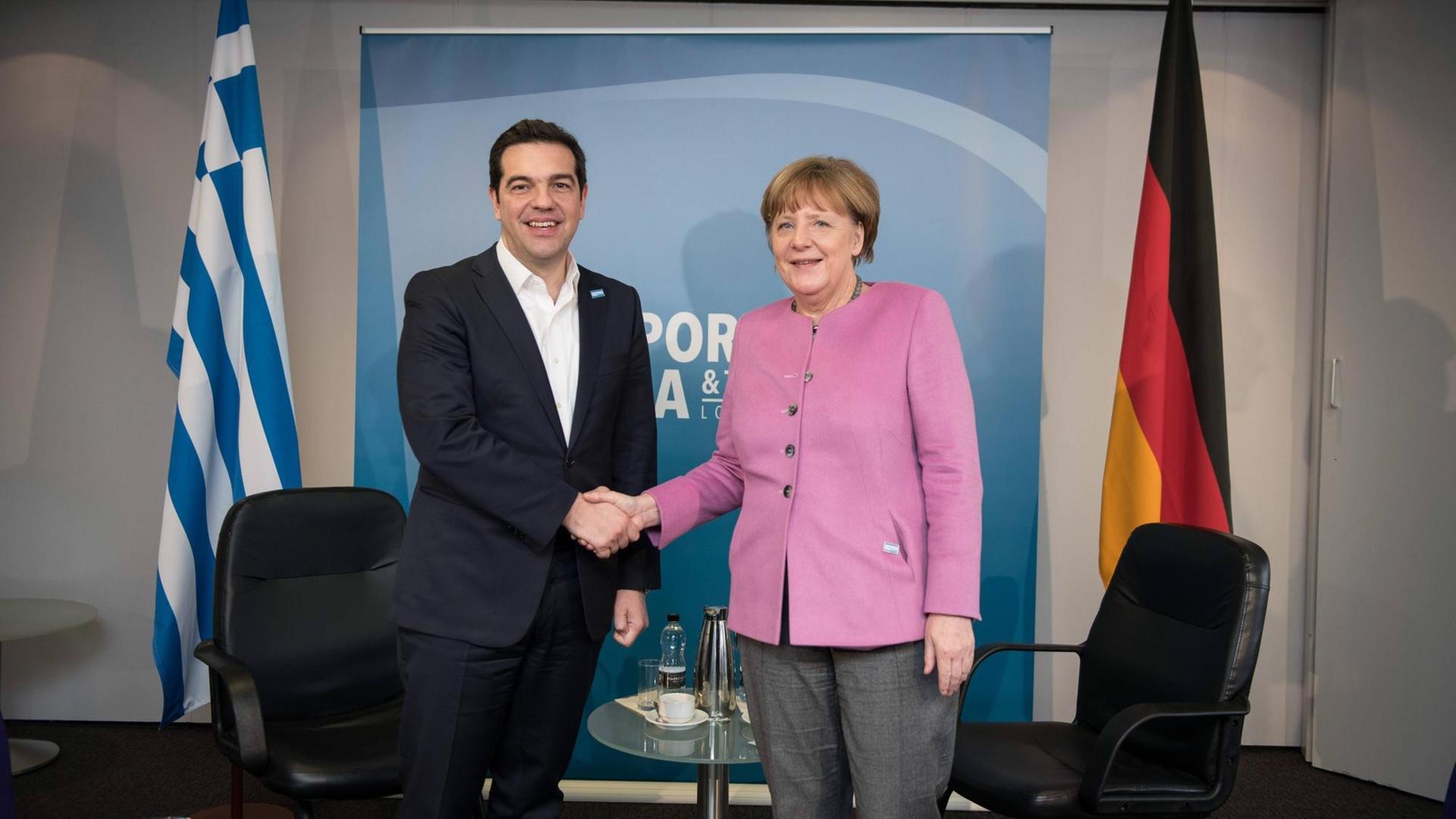 Der griechische Ministerpräsident Alexis Tsipras spricht während einer Konferenz in London mit Bundeskanzlerin Angela Merkel. Der griechische Ministerpräsident Alexis Tsipras spricht während einer Konferenz in London mit Bundeskanzlerin Angela Merkel.