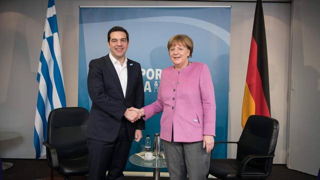 Der griechische Ministerpräsident Alexis Tsipras spricht während einer Konferenz in London mit Bundeskanzlerin Angela Merkel.