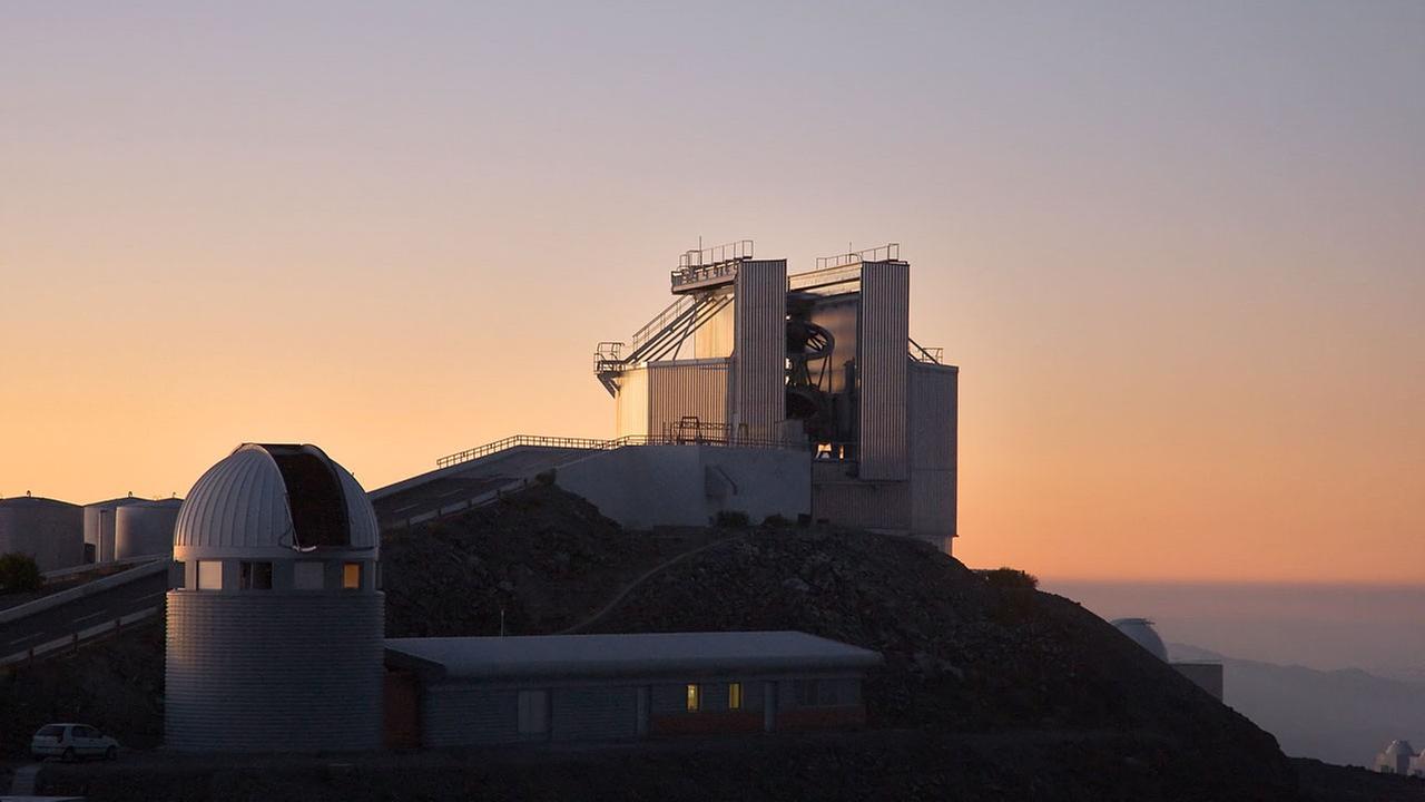 Raymond Wilsons New Technology Telescope (rechts) auf La Silla in Chile Raymond Wilsons New Technology Telescope (rechts) auf La Silla in Chile