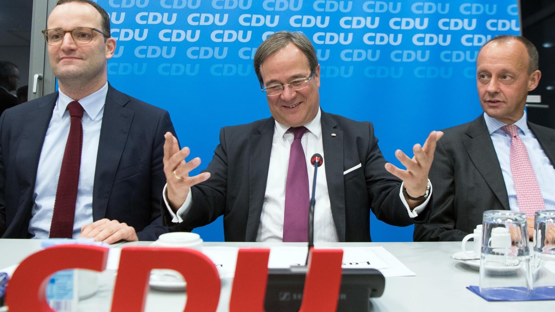 Jens Spahn (l-r), Bundes-Gesundheitsminister, Armin Laschet, Ministerpräsident von Nordrhein-Westfalen und Friedrich Merz sitzen vor Beginn der CDU-Landesvorstandssitzung am Präsidiumstisch. Ex-Unionsfraktionschef Merz und Gesundheitsminister Spahn haben ihre Kandidaturen für den Parteivorsitz erklärt. Jens Spahn (l-r), Bundes-Gesundheitsminister, Armin Laschet, Ministerpräsident von Nordrhein-Westfalen und Friedrich Merz sitzen vor Beginn der CDU-Landesvorstandssitzung am Präsidiumstisch. Ex-Unionsfraktionschef Merz und Gesundheitsminister Spahn haben ihre Kandidaturen für den Parteivorsitz erklärt.